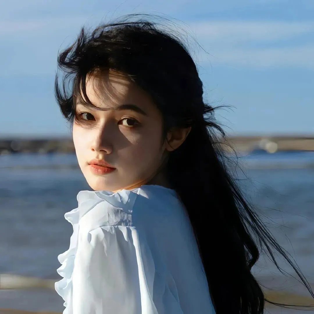 穿黄睡衣的女孩